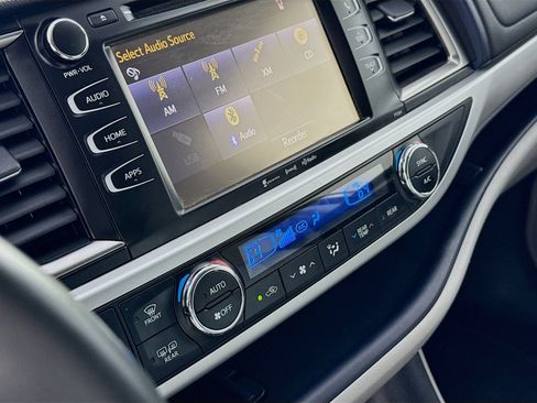 Used 2016 Toyota Highlander Plus AWD/4WD image 9