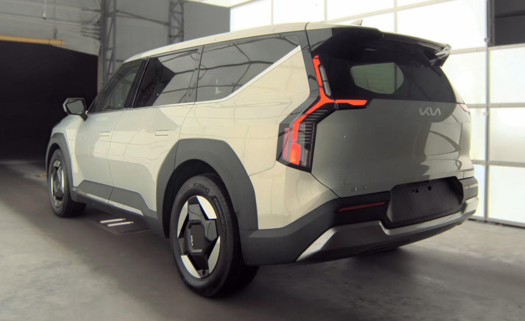 Used 2024 Kia EV9 Light Long Range RWD image 8