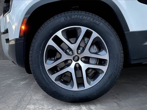 Used 2022 Land Rover Defender 110 SE image 32