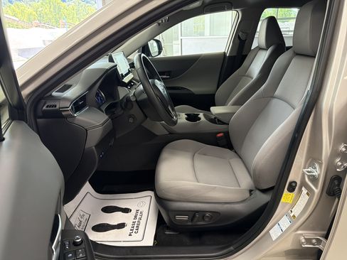 Used 2022 Toyota Venza LE AWD/4WD image 21
