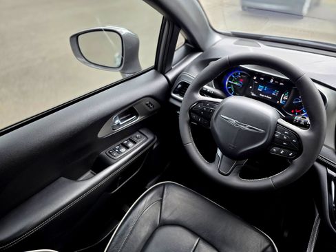 Used 2022 Chrysler Pacifica Limited w/ S Appearance Package FWD image 18