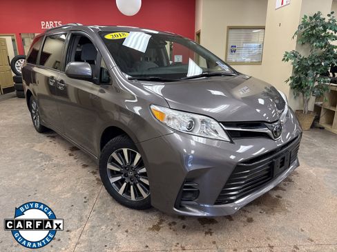 Used 2018 Toyota Sienna LE image 1