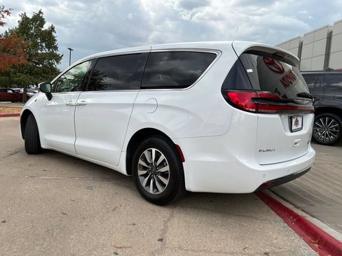 Used 2023 Chrysler Pacifica Touring-L FWD image 8