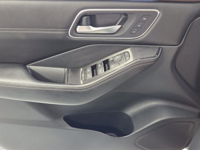 Used 2023 Nissan Rogue Platinum FWD image 31