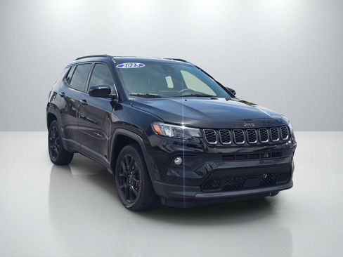 Used 2025 Jeep Compass Latitude w/ Altitude Special Edition AWD/4WD image 3