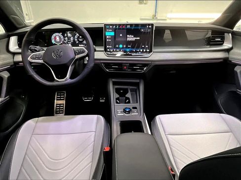 New 2026 Volkswagen Tiguan SE R-Line image 7