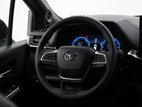 Used 2025 Toyota Sienna XLE Woodland Edition image 15