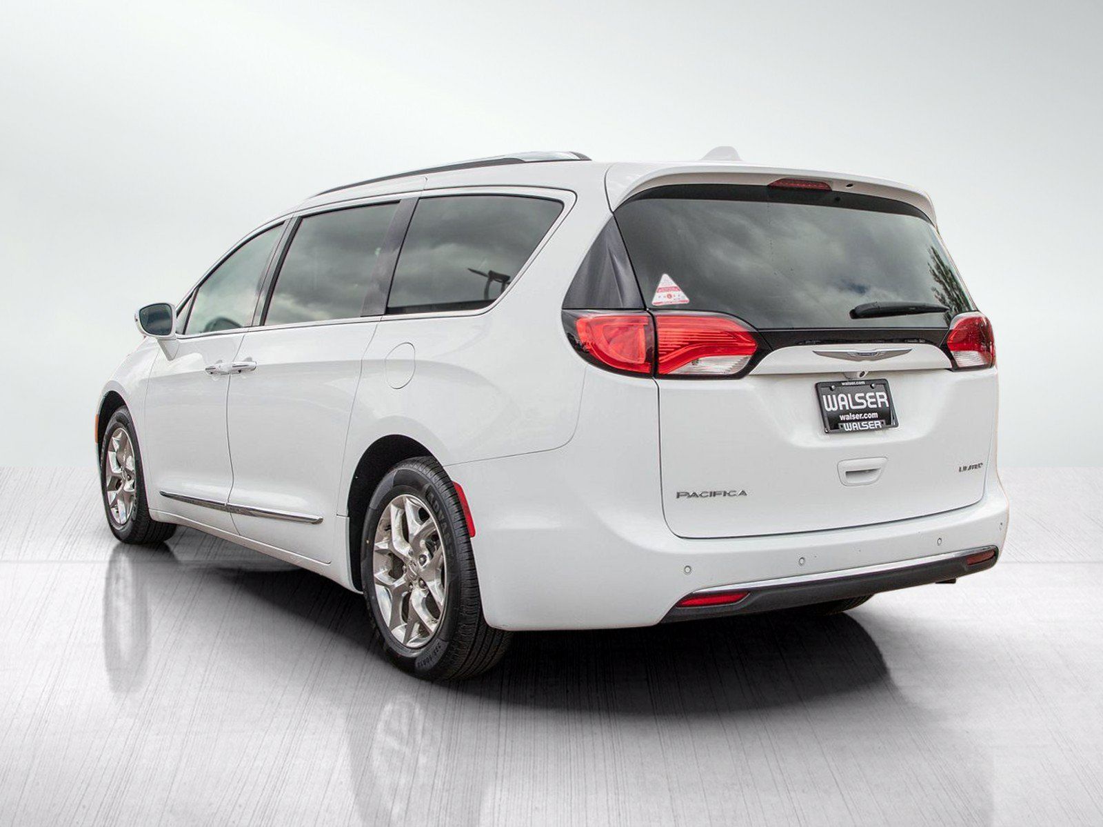 Used 2017 Chrysler Pacifica Limited FWD image 3