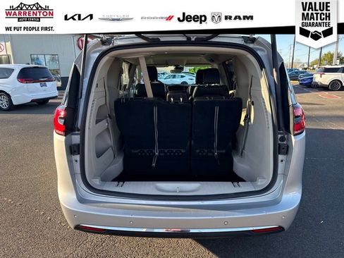 Used 2024 Chrysler Pacifica Touring-L FWD image 9