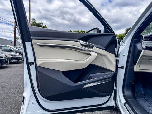Certified 2024 Audi Q8 e-tron Premium Plus w/ Premium Plus Package AWD/4WD image 23