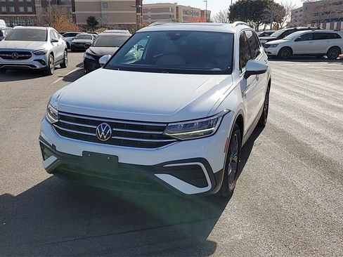 Used 2022 Volkswagen Tiguan SE image 3