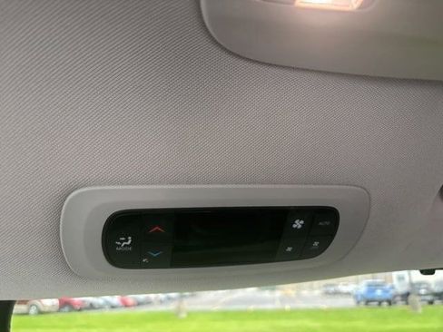 Used 2023 Chrysler Pacifica Touring-L FWD image 32