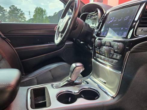 Used 2020 Jeep Grand Cherokee Altitude image 29