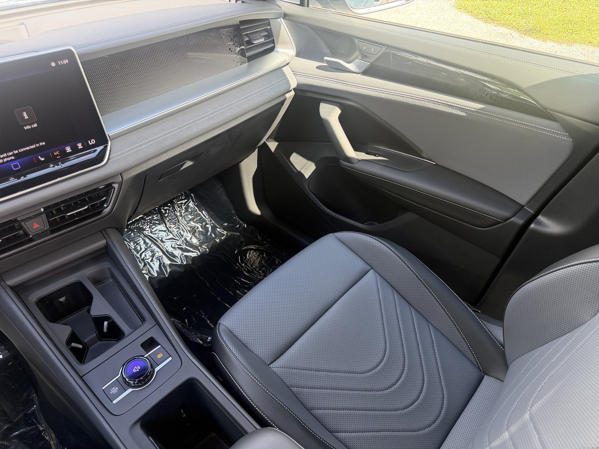 New 2026 Volkswagen Tiguan SE R-Line FWD image 17