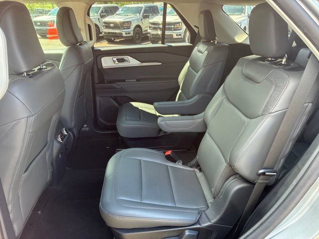 Used 2025 Ford Explorer Active w/ Active Comfort Package RWD image 20