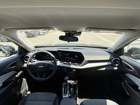 Used 2025 Chevrolet Trax LT FWD image 28