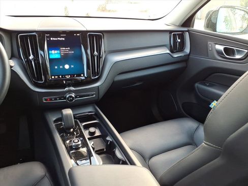Certified 2025 Volvo XC60 B5 Core image 14