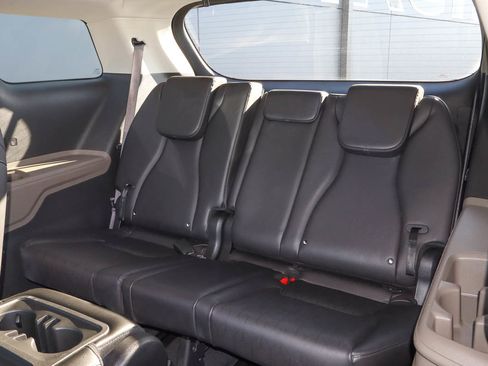 Used 2025 Kia Carnival FWD image 9