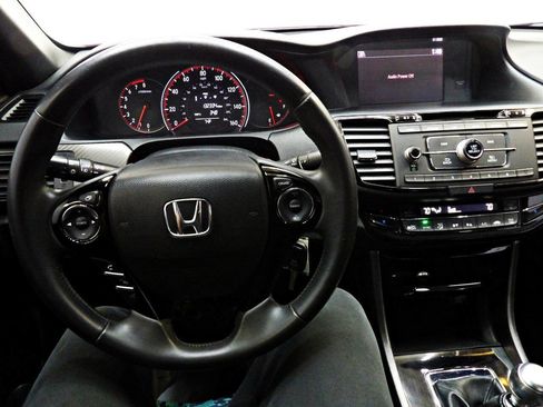 Used 2017 Honda Accord Sport image 17