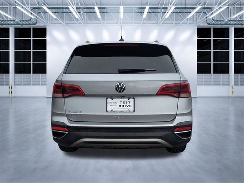 Used 2022 Volkswagen Taos SE FWD image 5