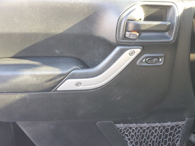 Used 2018 Jeep Wrangler Unlimited Sahara AWD/4WD image 13