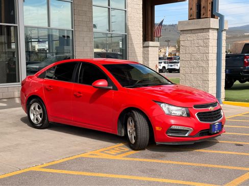 Used 2016 Chevrolet Cruze LT FWD image 2