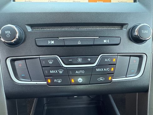 Used 2017 Ford Fusion SE w/ Fusion SE Technology Package image 27