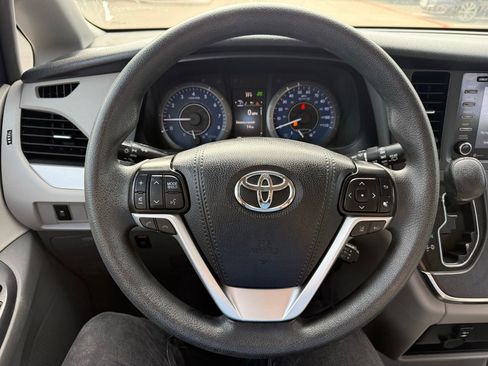 Used 2019 Toyota Sienna LE w/ LE Preferred Package FWD image 15