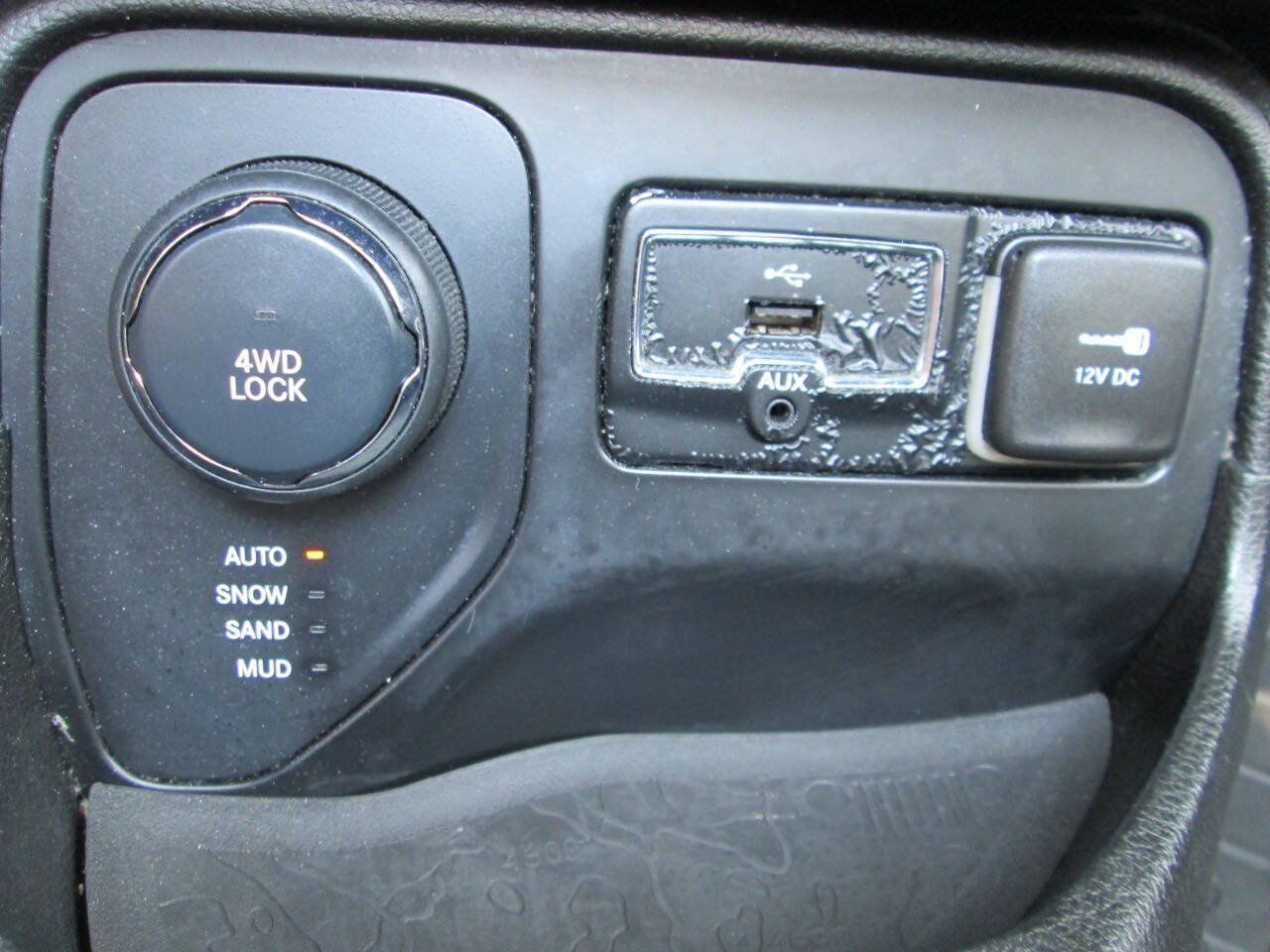 Used 2015 Jeep Renegade Latitude AWD/4WD image 13