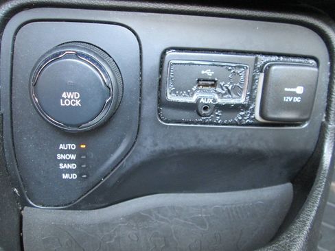 Used 2015 Jeep Renegade Latitude AWD/4WD image 13