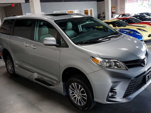 Used 2019 Toyota Sienna XLE Premium FWD image 26
