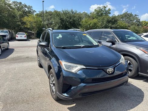 Used 2018 Toyota RAV4 LE FWD image 3