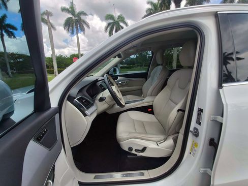 Used 2021 Volvo XC90 T5 Momentum w/ Protection Package Premier FWD image 25