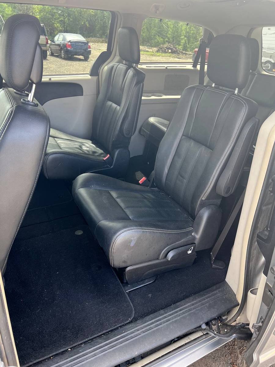 Used 2016 Chrysler Town & Country Touring FWD image 5