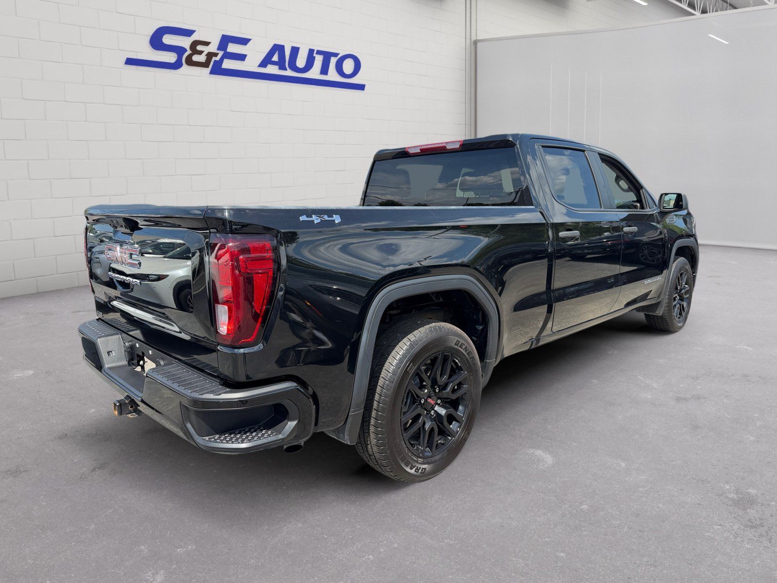 Used 2024 GMC Sierra 1500 Pro w/ Graphite Edition AWD/4WD image 4