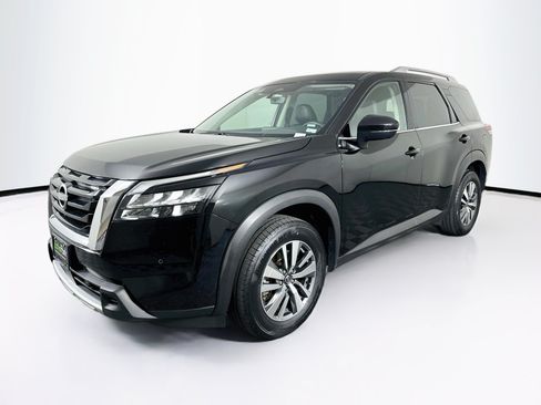 Used 2025 Nissan Pathfinder SL FWD image 3