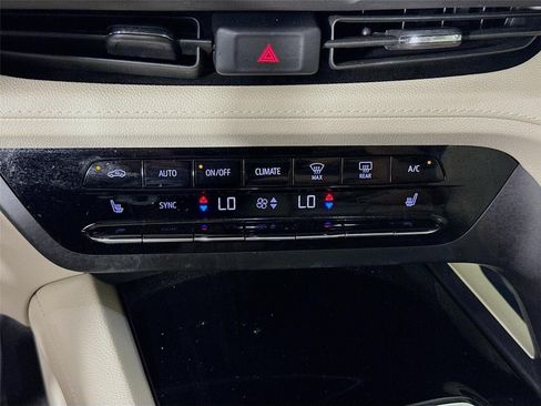 Certified 2022 Buick Envision Essence w/ Technology Package I FWD image 18
