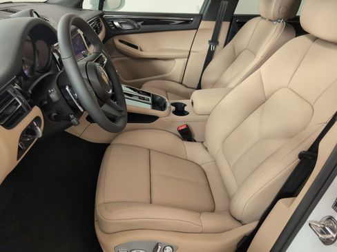 Certified 2025 Porsche Macan image 5