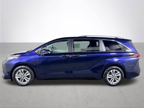 Used 2023 Toyota Sienna Limited image 9