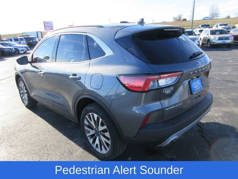 Used 2022 Ford Escape Titanium image 3