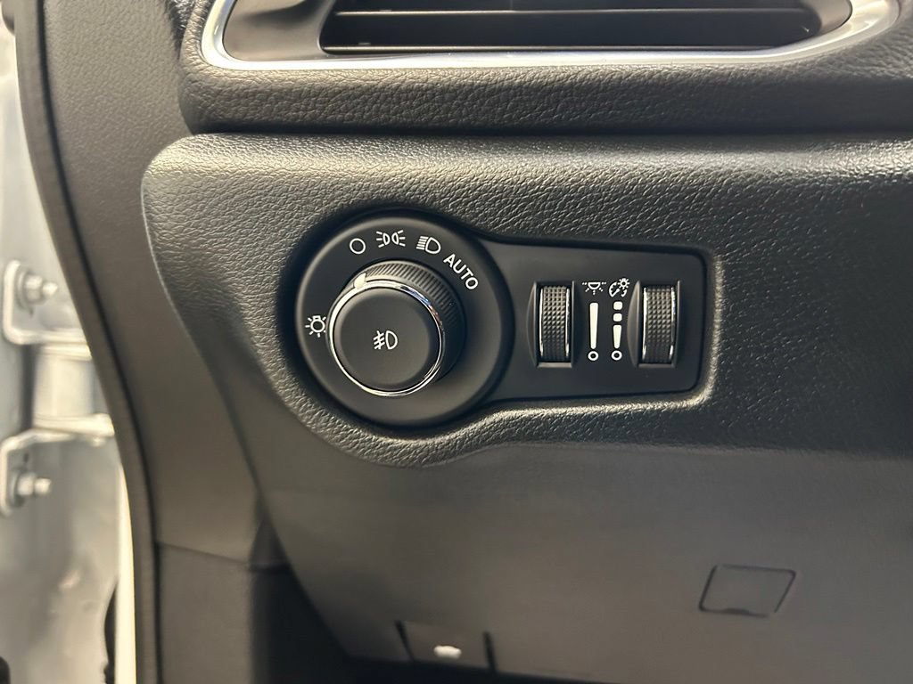 Used 2026 Chrysler Pacifica Limited FWD image 21