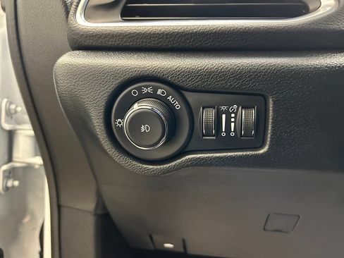 Used 2026 Chrysler Pacifica Limited FWD image 21