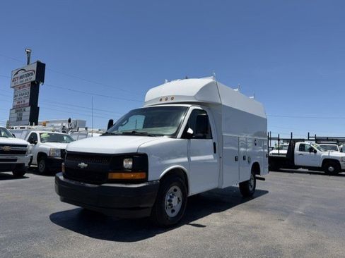 Used 2017 Chevrolet Express 3500 RWD image 2