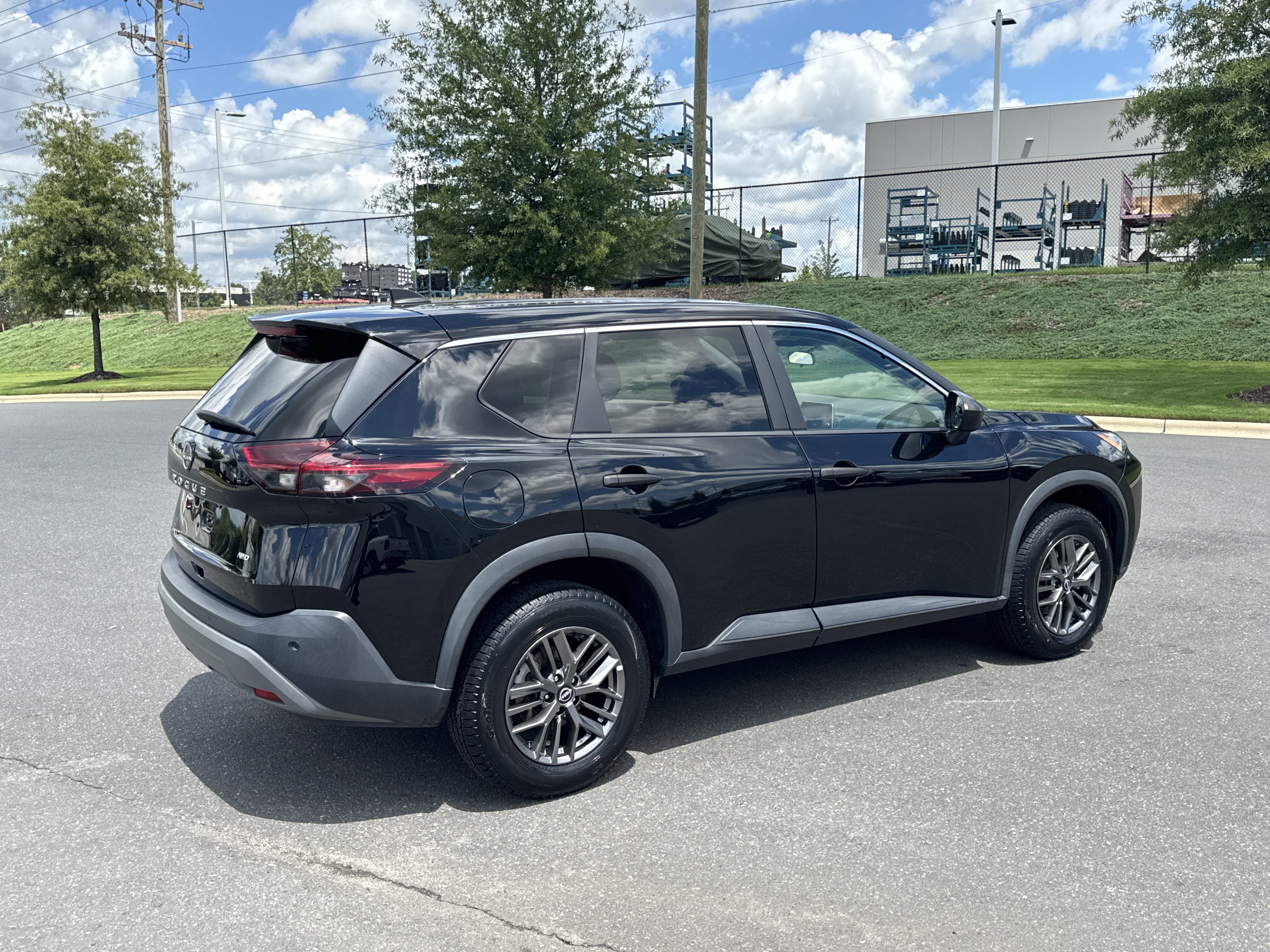 Used 2023 Nissan Rogue S AWD/4WD image 10