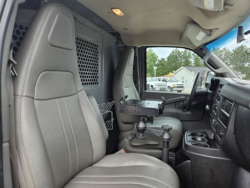 Used 2017 Chevrolet Express 2500 RWD image 31