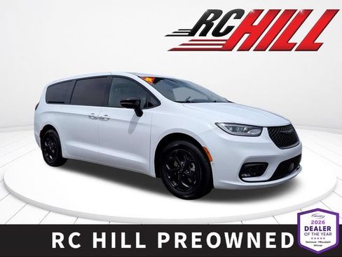 Used 2024 Chrysler Pacifica Limited FWD image 1