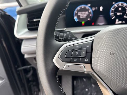 New 2025 Volkswagen Tiguan SE image 17