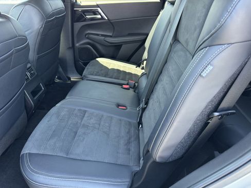 Used 2024 Mitsubishi Outlander SE Black Edition FWD image 12