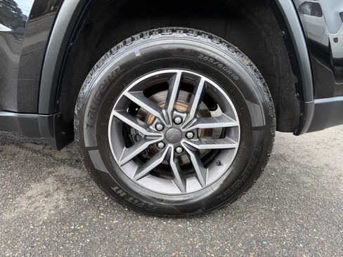 Used 2019 Jeep Grand Cherokee Limited AWD/4WD image 3