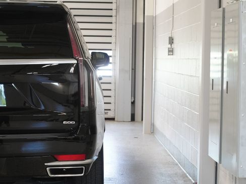 Used 2022 Cadillac Escalade Premium Luxury AWD/4WD image 10